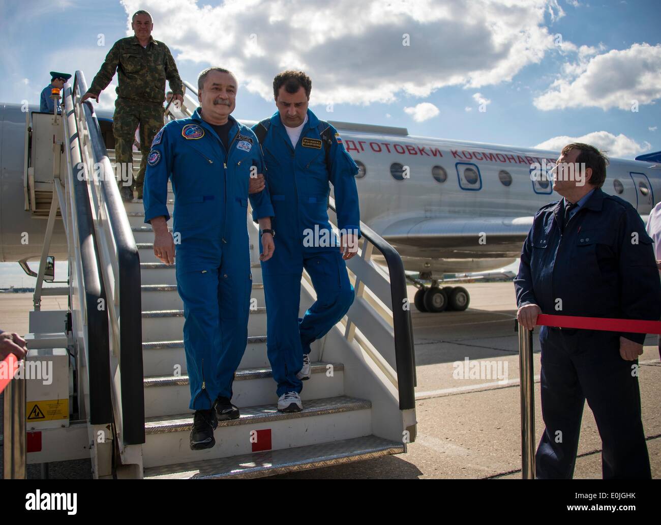 Expedición de la ISS 39 El ingeniero de vuelo Mikhail Tyurin de la Agencia Espacial Federal Rusa es bienvenido a su regreso al aeropuerto Chkalovsky unas pocas horas después del aterrizaje de la nave espacial Soyuz TMA-11M en Kazajstán el 14 de mayo de 2014 en Moscú, Rusia. Mastracchio Wakata, Tyurin y regresaron a la tierra después de más de seis meses a bordo de la Estación Espacial Internacional donde servían como miembros de la expedición 38 y 39 tripulantes. Foto de stock
