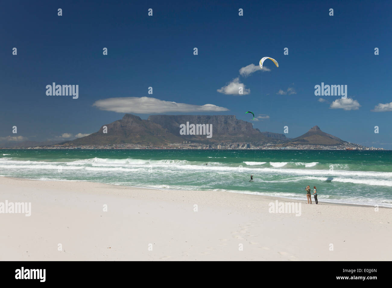 En Bloubergstrand kitesurfer playa con vistas a Ciudad del Cabo y Table Mountain, Ciudad del Cabo, Western Cape, Sudáfrica Foto de stock