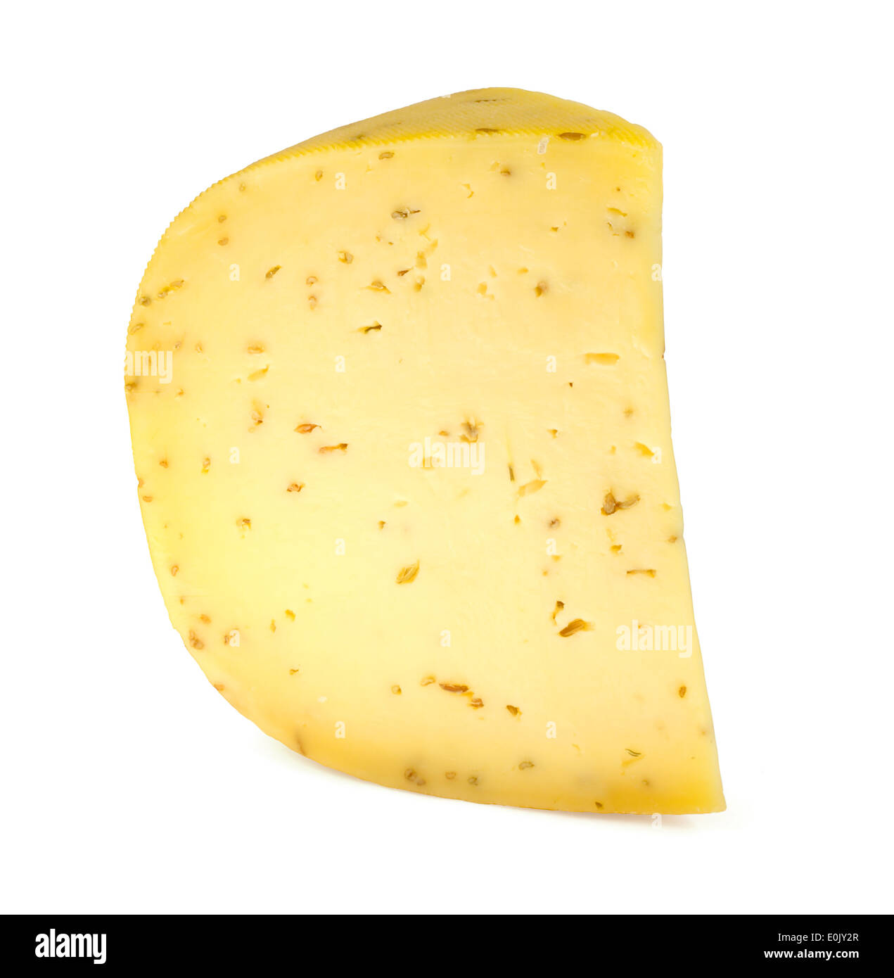 Porción de queso Gouda con comino aislado sobre fondo blanco. Foto de stock