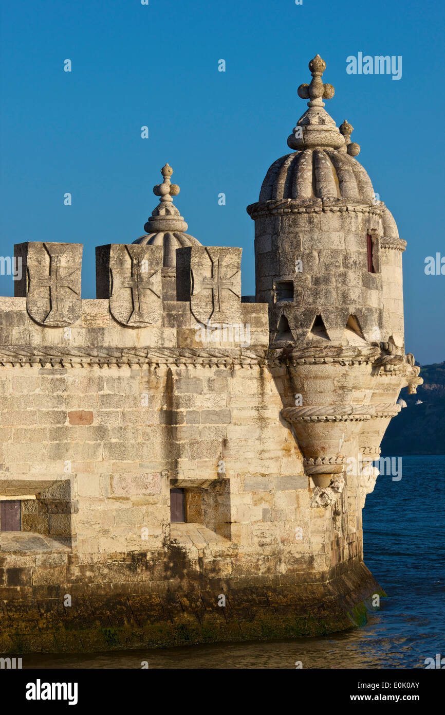 Luz de atardecer sobre los moriscos influenciado torres vigía de la Torre de Belem, sitio del patrimonio mundial de la UNESCO Lisboa Portugal Europa occidental Foto de stock