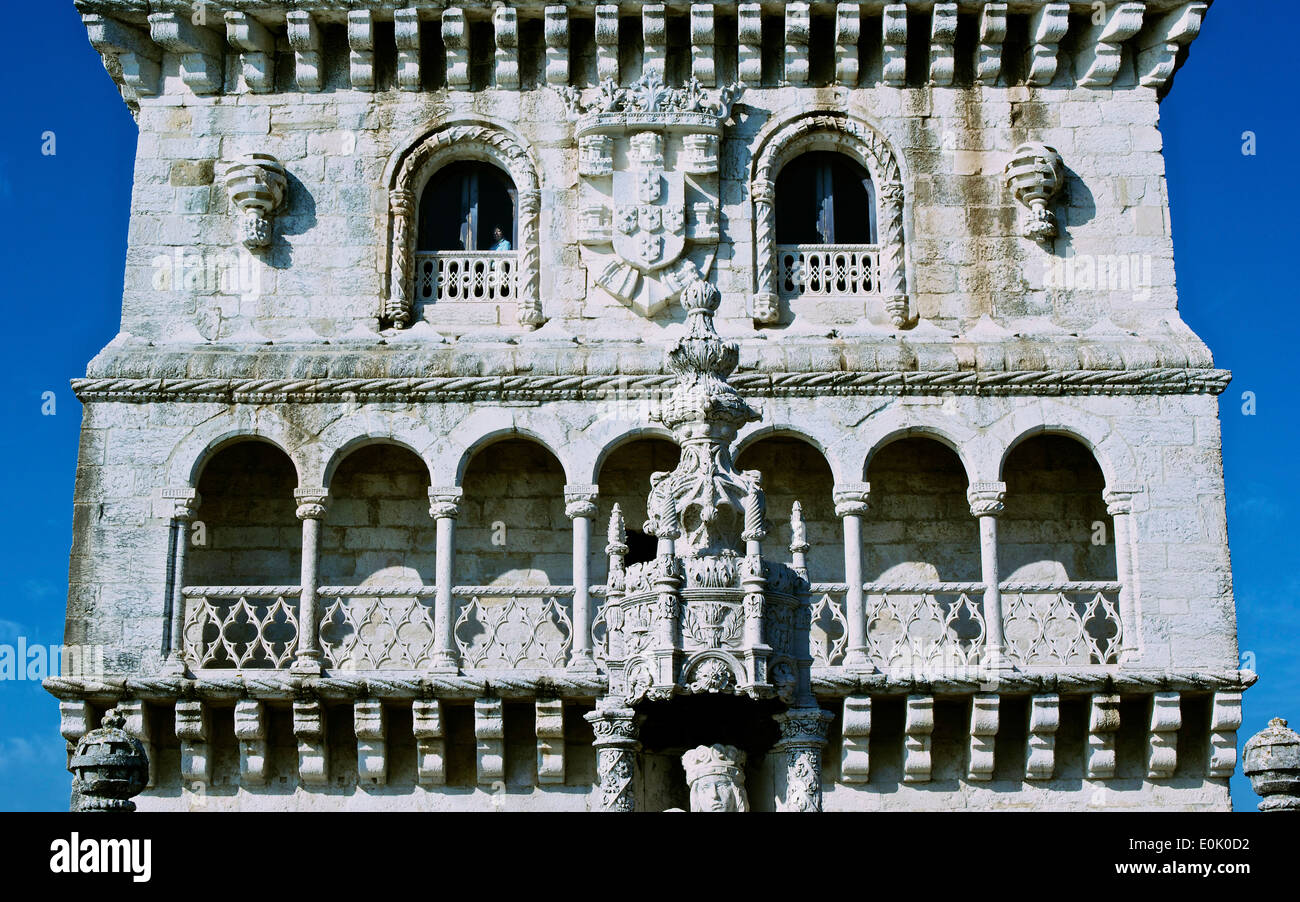 Escudo de armas de Portugal y la loggia porticada de ornamentada Torre de Belem Sitio de Patrimonio Mundial de la UNESCO Lisboa Portugal Europa Foto de stock