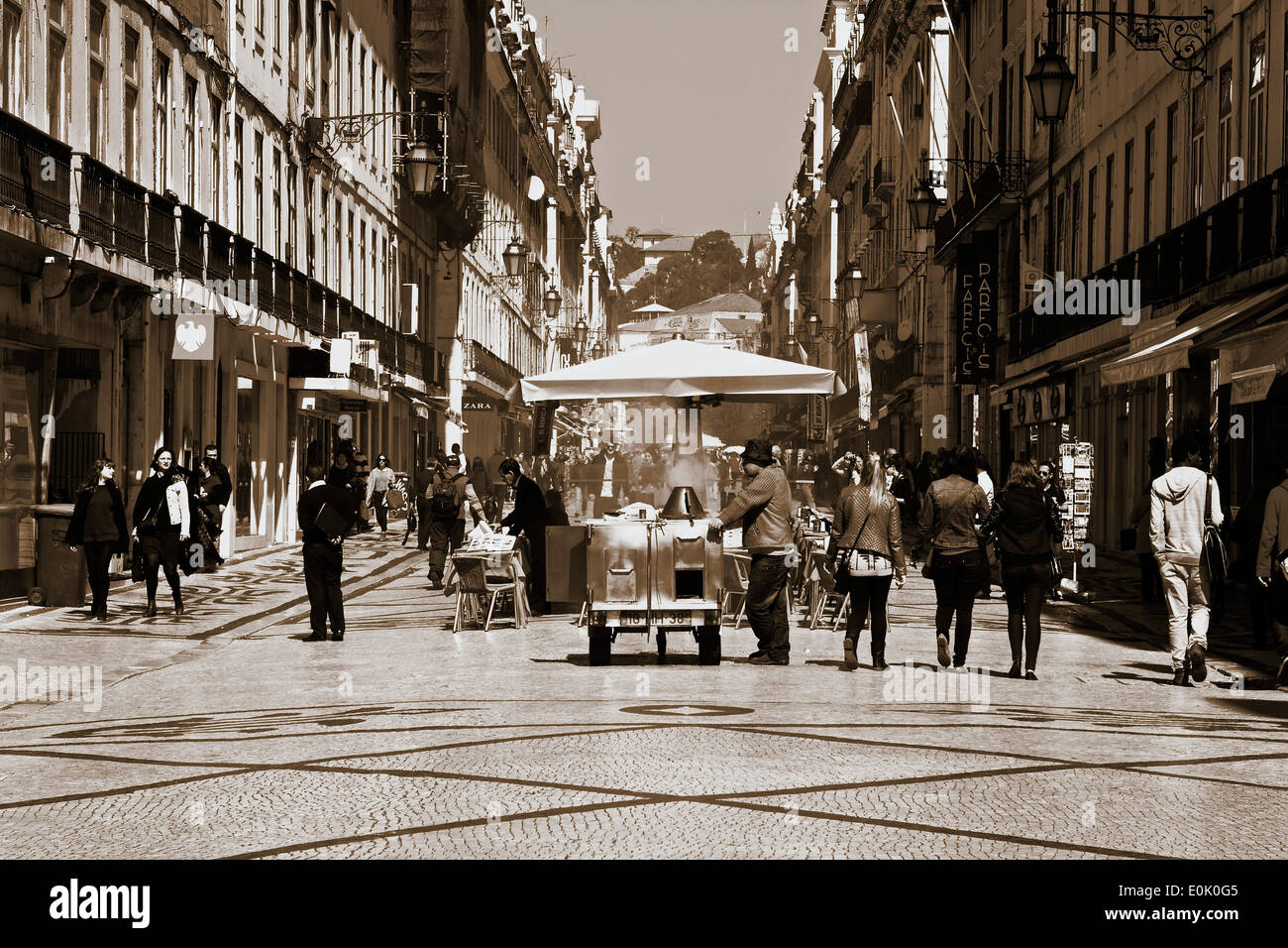 Escena callejera en elegantes baldosas mosaico Rua Augusta Lisboa Portugal Europa occidental Foto de stock