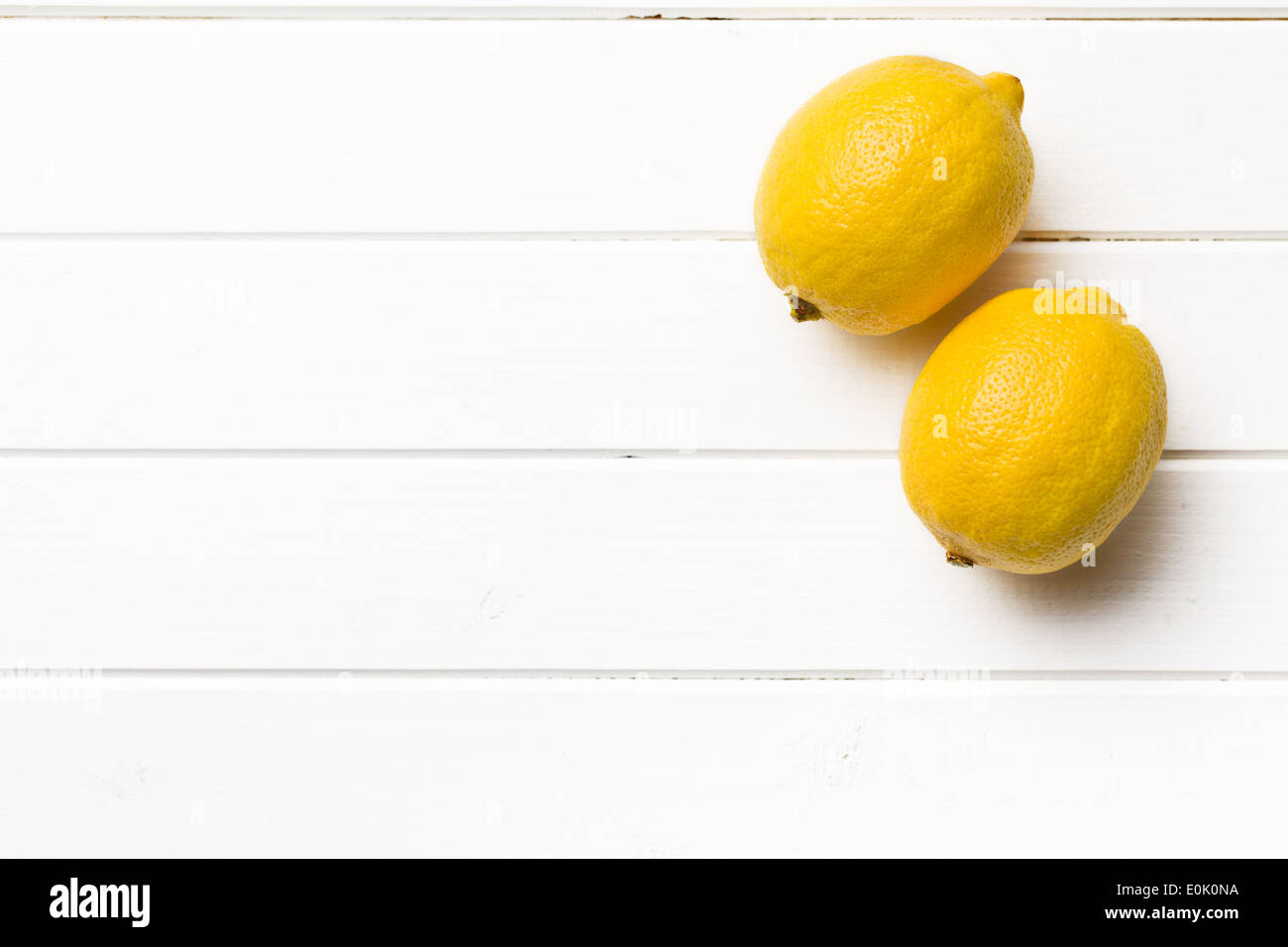 El limón fresco sobre la mesa de la cocina Foto de stock