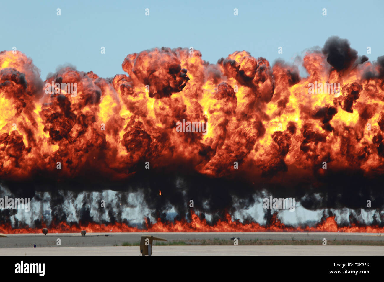 Un muro de fuego estalla en el terreno durante el 2011 Miramar Air Show a bordo del Marine Corps Air Station Miramar, Calif., Oct. Foto de stock
