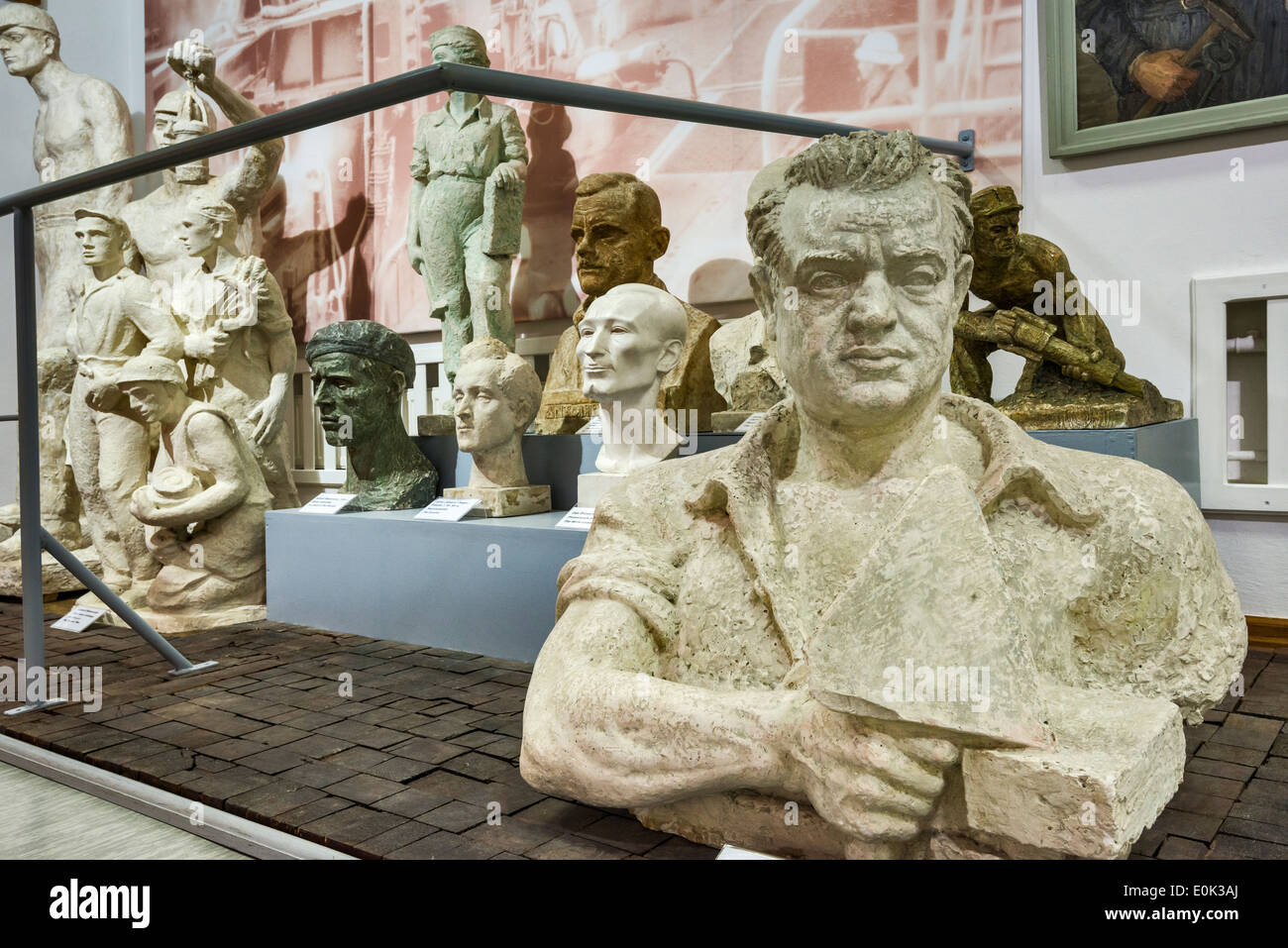 La escultura del albañil, la galería de arte del realismo socialista en el  Palacio Zamoyski en Kozlowka Malopolska, cerca de Lublin, Polonia  Fotografía de stock - Alamy