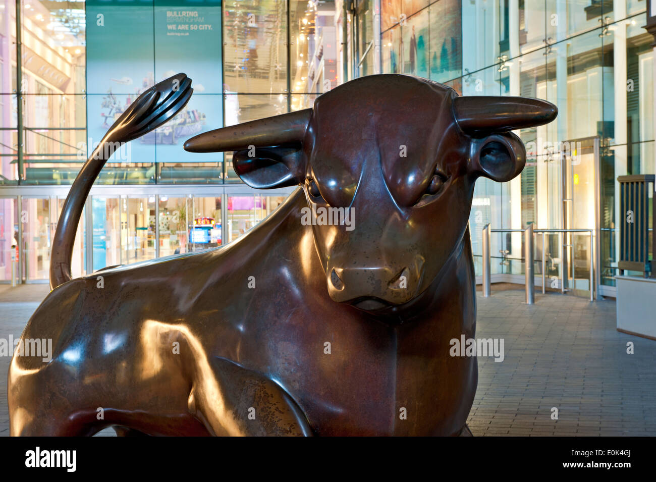 Escultura de bronce de un toro, el centro comercial Bullring, Birmingham, West Midlands, Inglaterra, Reino Unido. Foto de stock