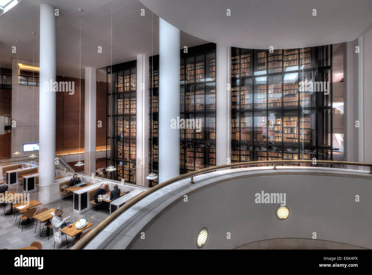 La cafetería y la sala de lectura de la Biblioteca Británica de Londres, con la biblioteca del rey detrás. Foto de stock