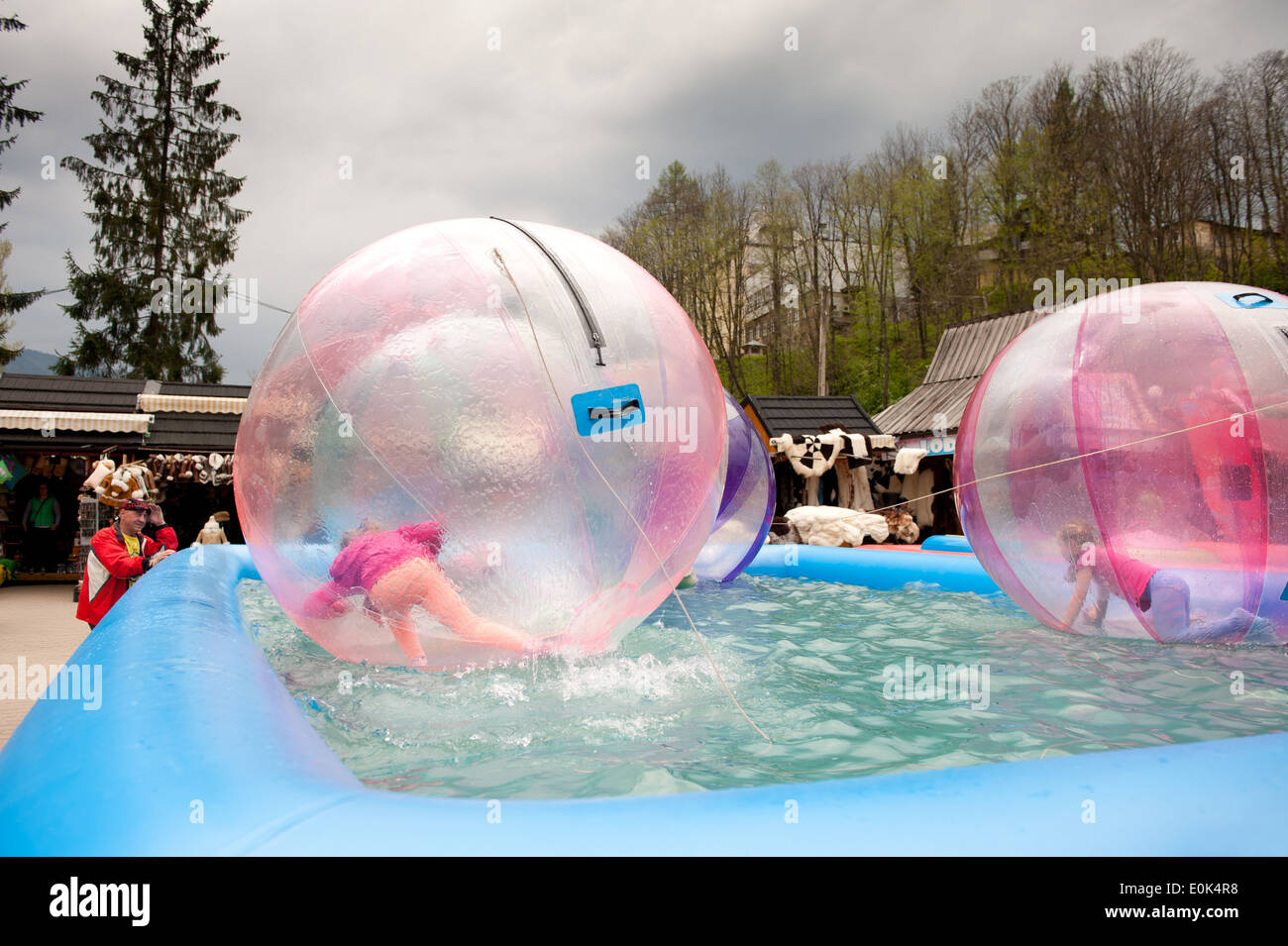 Varios Tremendo Bronceado Los niños dentro del agua caminar pelota gigante inflable rosa transparente  sport toy de esfera en la piscina llena de agua Fotografía de stock - Alamy