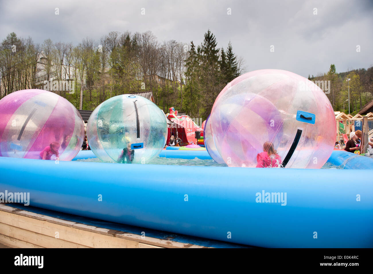 Los niños en el agua caminando, bola rosa transparente gigante inflable  juguete deporte de esfera en la piscina llena de agua Fotografía de stock -  Alamy