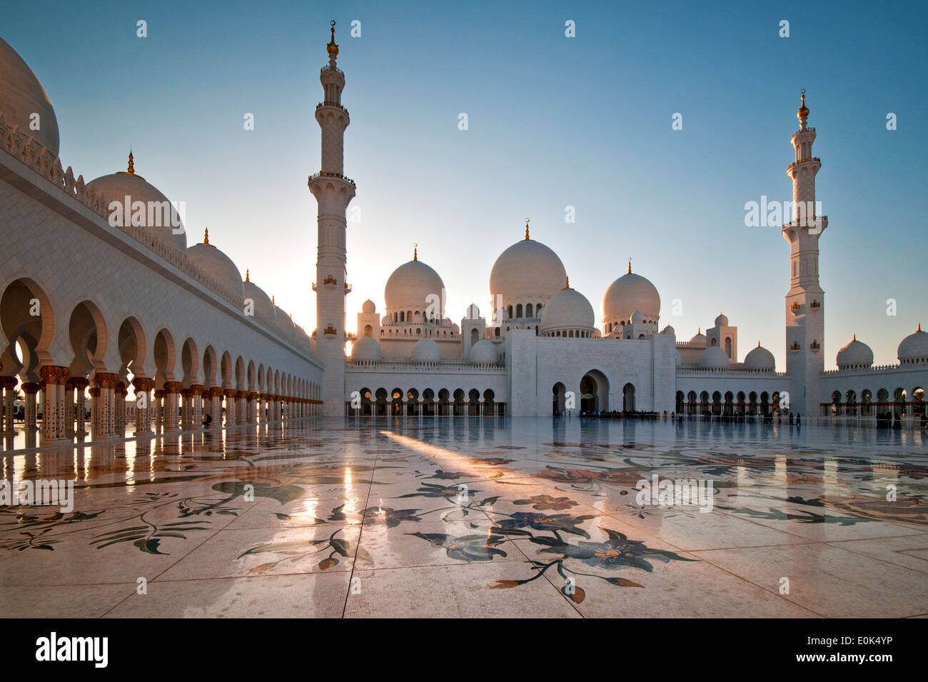 La Gran Mezquita de Sheikh Zayed al atardecer, Abu Dhabi, Emiratos Árabes Unidos, Oriente Medio Foto de stock