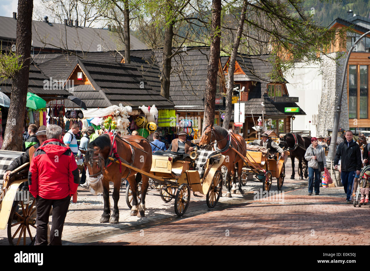 Droshky caballos en Zakopane Krupowki en calle, de Polonia, de Europa, de 2014. Foto de stock