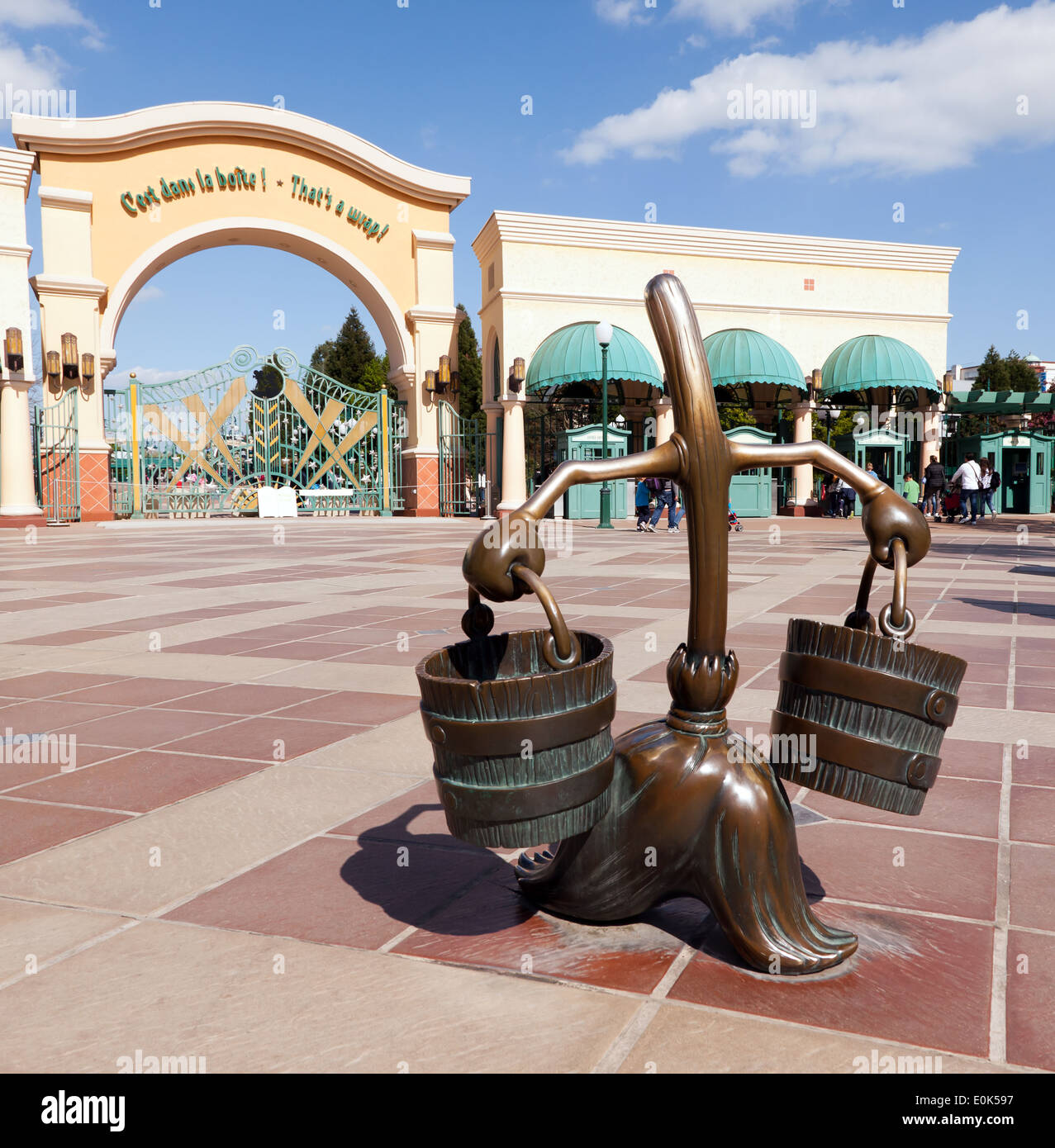 Una escultura de bronce de una de las escobas mágicas, desde 'El aprendiz de brujo" segmento de Disney's Fantasia Film Foto de stock
