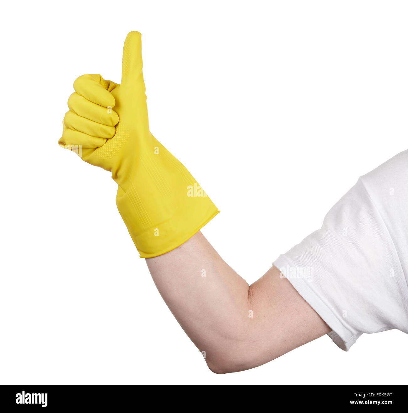 Mano con guante amarillo producto de limpieza mostrando el pulgar hacia arriba. Realiza la limpieza Foto de stock