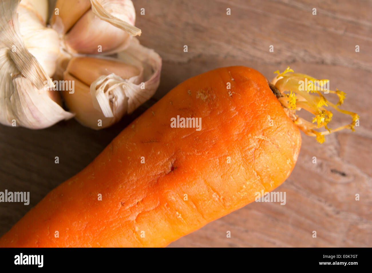 Viejo la zanahoria y el ajo en madera Foto de stock