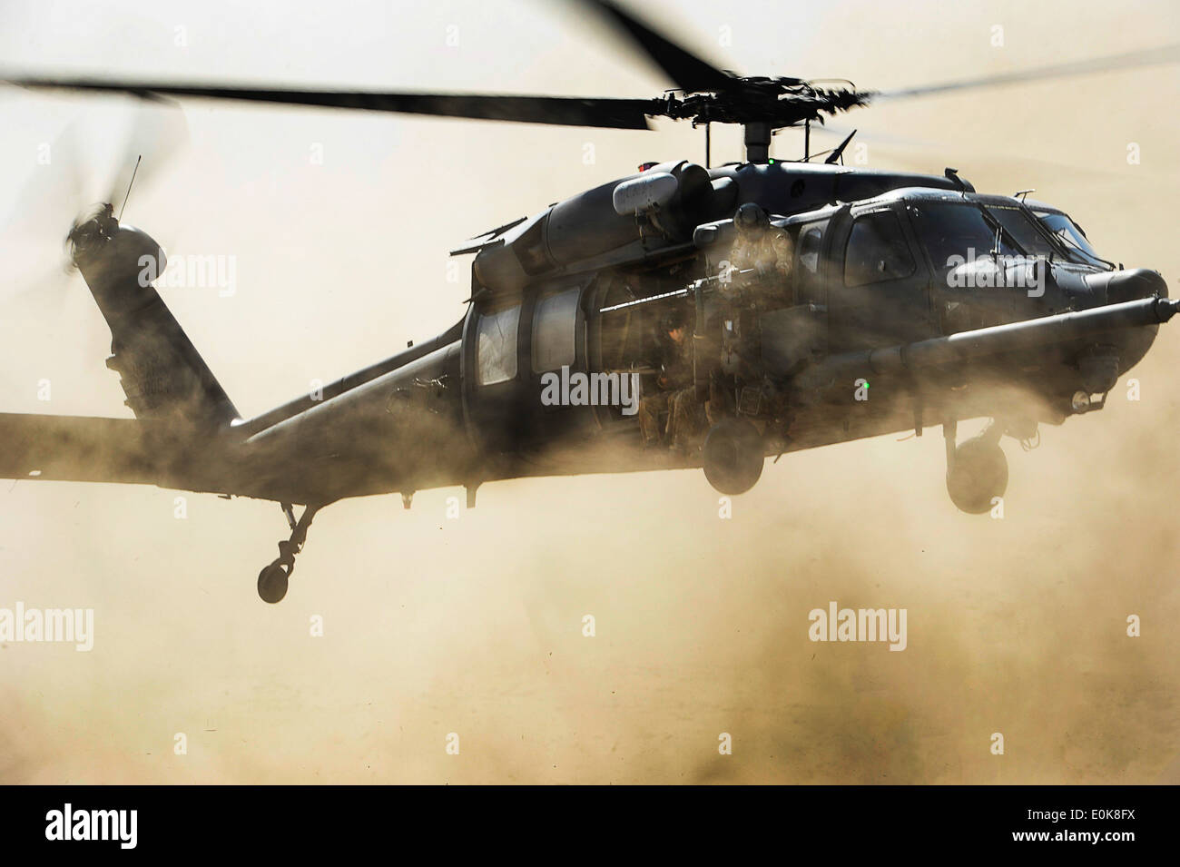 Un HH-60G allanar Hawk, 303ª Expedicionaria Escuadrón de Rescate (ERQS), llega para un aterrizaje rápido para recoger paracaidistas de salvamento, 82 ERQ Foto de stock