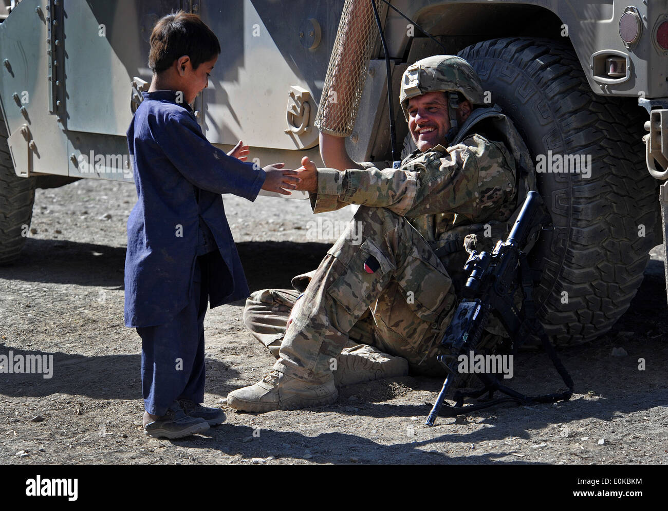 El Sargento del Ejército de Estados Unidos. Jamyz Touchstone, asuntos civiles adjunta al Equipo de Reconstrucción Provincial de Zabul, juega con un afgano chi Foto de stock