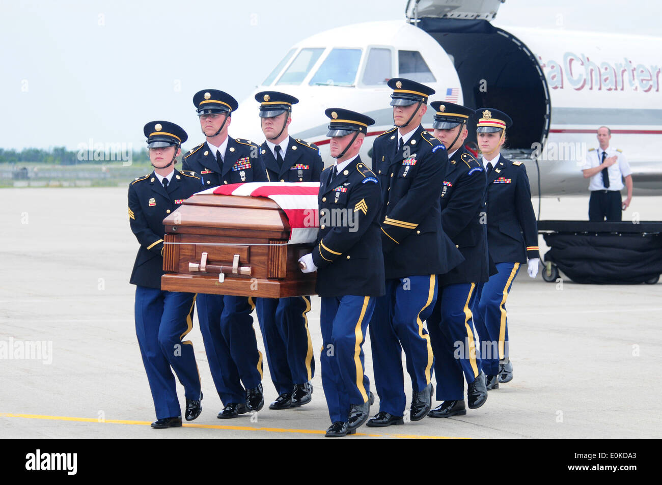 La Guardia Nacional de Dakota del Norte las honras fúnebres militares equipo transfiere los restos del ejército de los EE.UU. Spc. Keenan Cooper a su llegada Foto de stock