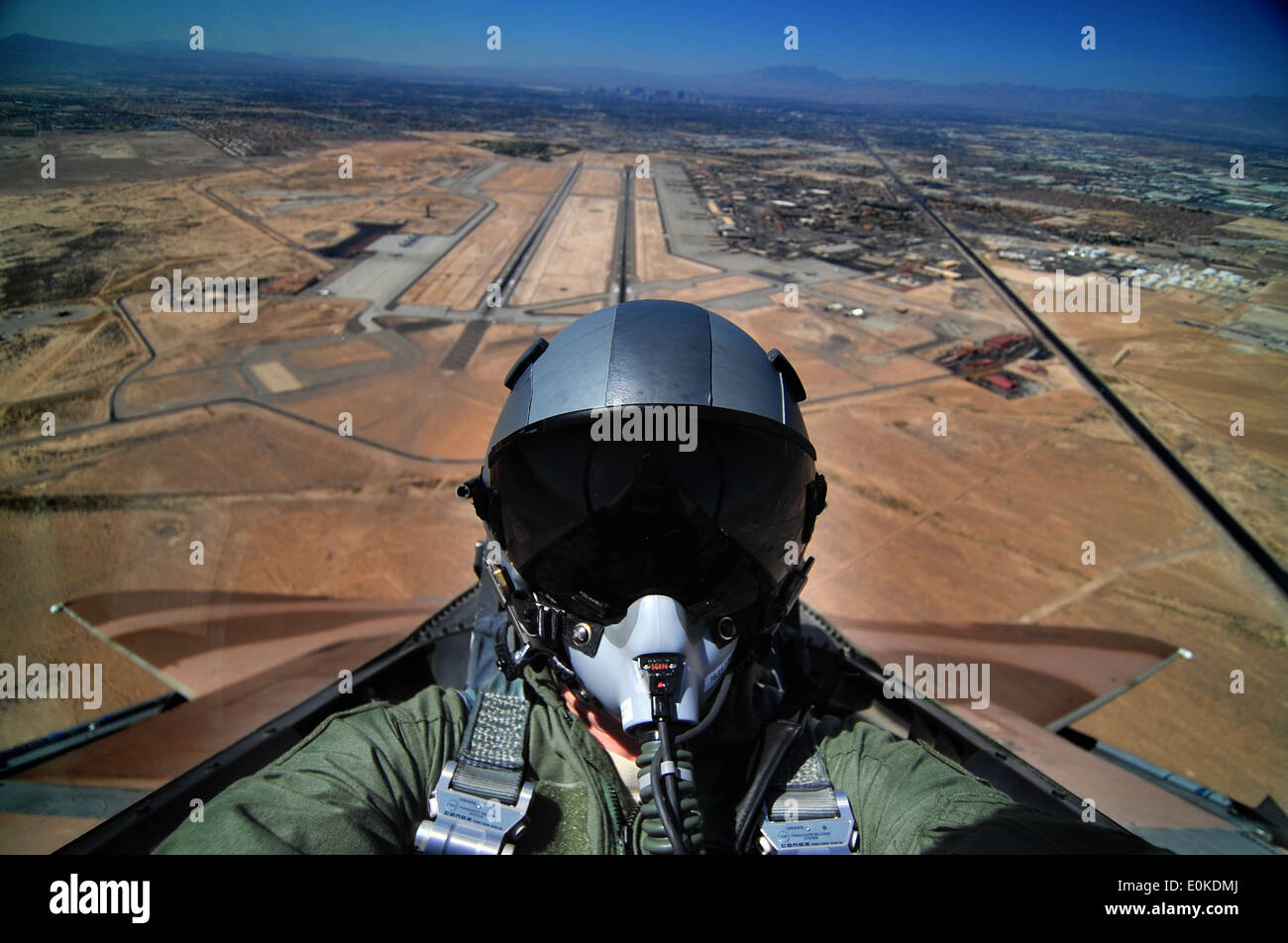 La Fuerza Aérea de los EE.UU Aerotécnico de Primera Clase Matthew Bruch, fotógrafo aéreo con la primera cámara de combate escuadrón, toma un autorretrato du Foto de stock