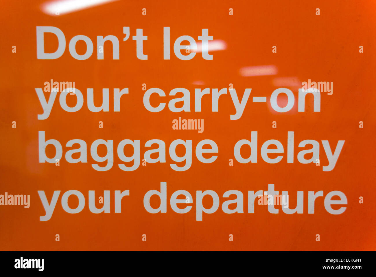No deje que su equipaje de mano retrase su salida. Señal en el aeropuerto de Auckland aviso sobre la cabina de mano, equipaje de mano Foto de stock