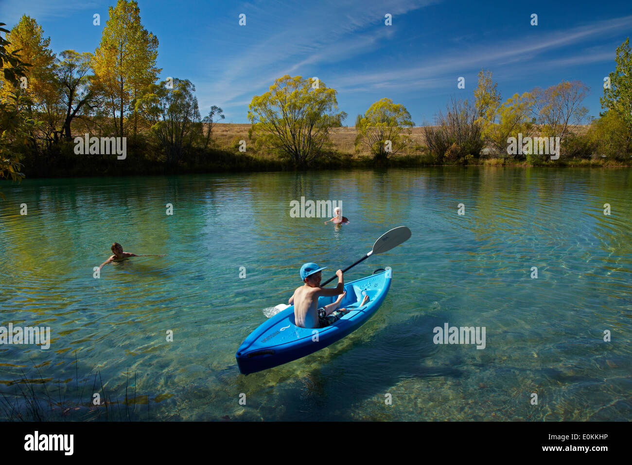Kayak y nadadores, Río Ohau en otoño, cerca de Twizel, Mackenzie País, Isla del Sur, Nueva Zelanda Foto de stock