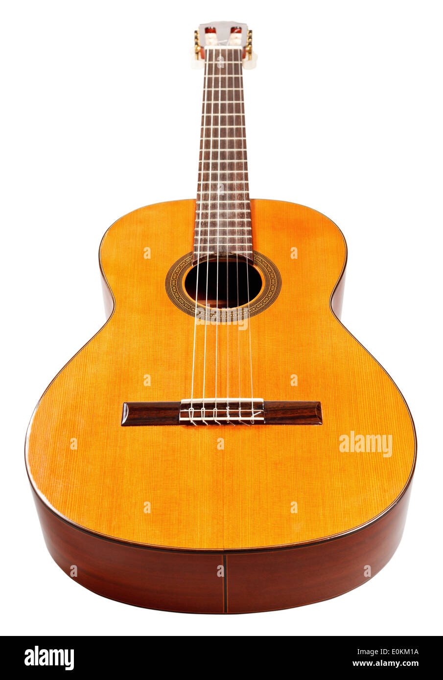 Cuerpo de madera de guitarra acústica española aislado sobre fondo blanco  Fotografía de stock - Alamy