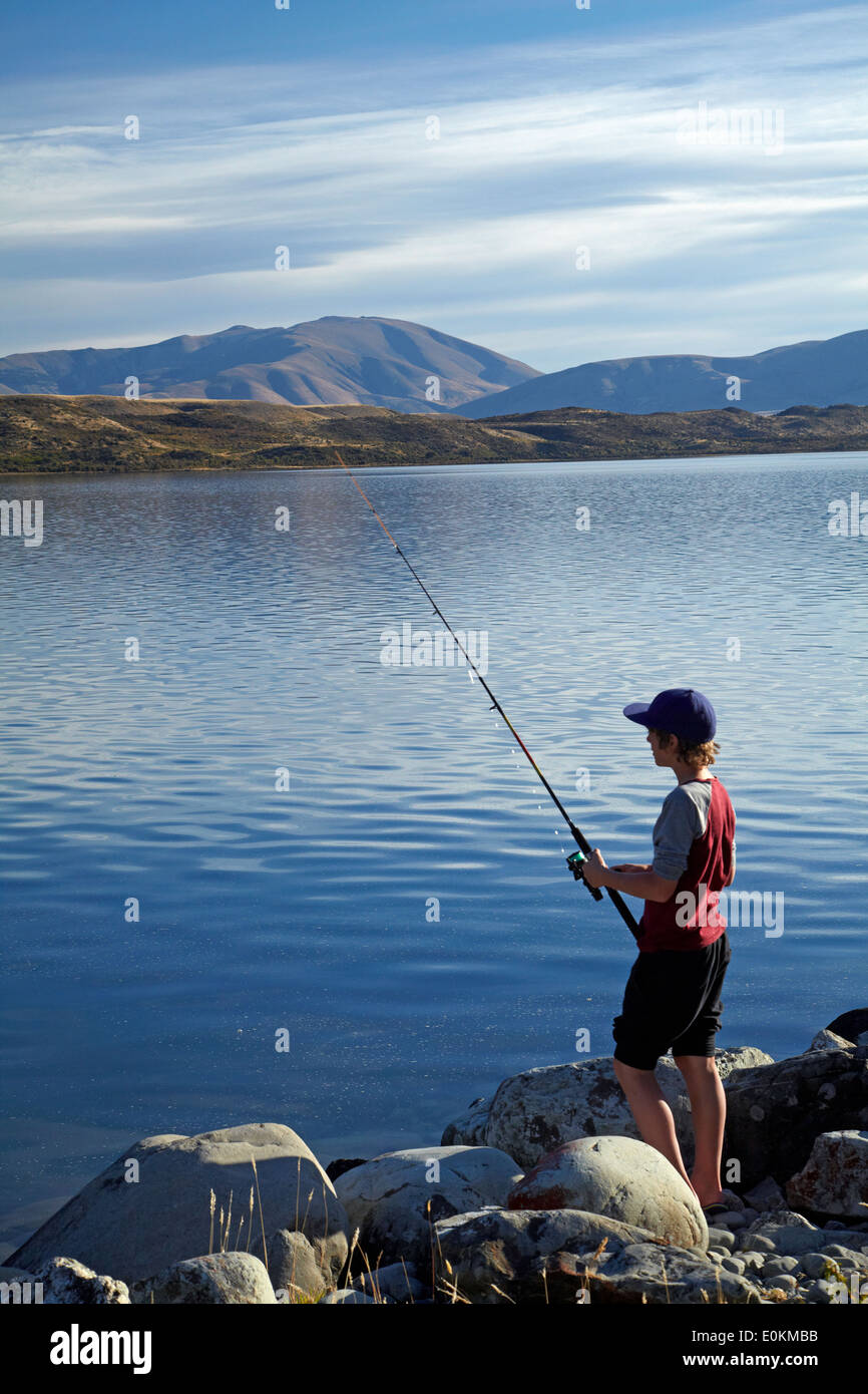 Chico, lago de pesca, Mackenzie Ohau País, South Canterbury, Isla del Sur, Nueva Zelanda Foto de stock