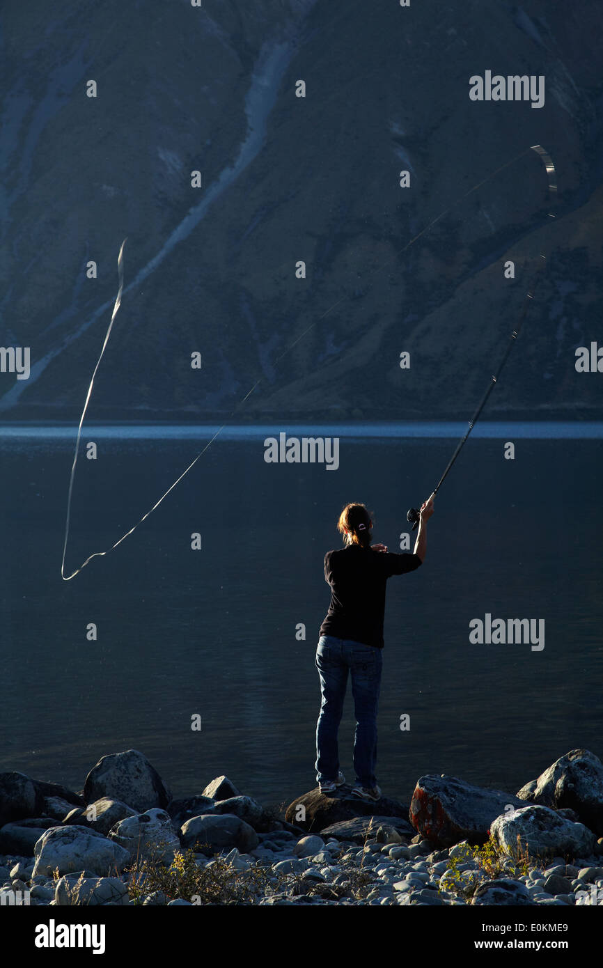 La pesca con mosca, el lago Ohau, Mackenzie País, South Canterbury, Isla del Sur, Nueva Zelanda Foto de stock