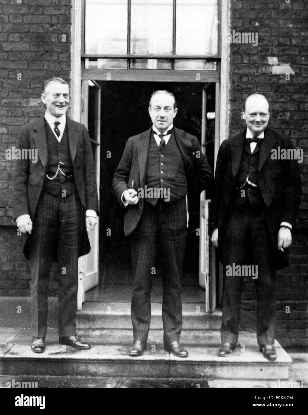 Austen Chamberlain Stanley Baldwin Y Sir Winston Churchill Tras La Conferencia Del Gabinete Fotografia De Stock Alamy