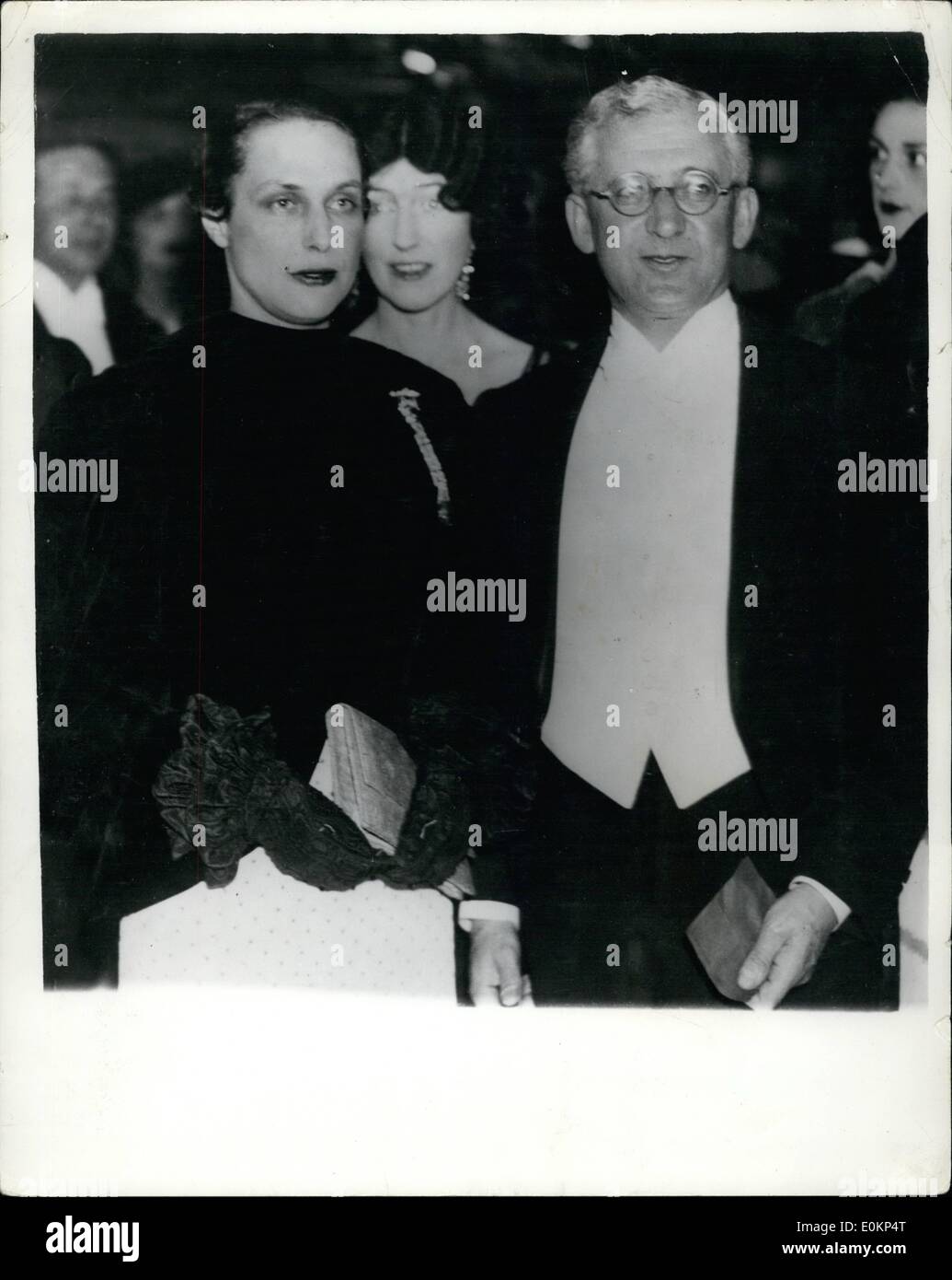 Mayo 05, 1934 - El Sr. y la Sra. Anthony De Rothschild en el foyer del Tioli para estrenos de la película de George Arlisa '' la casa Foto de stock