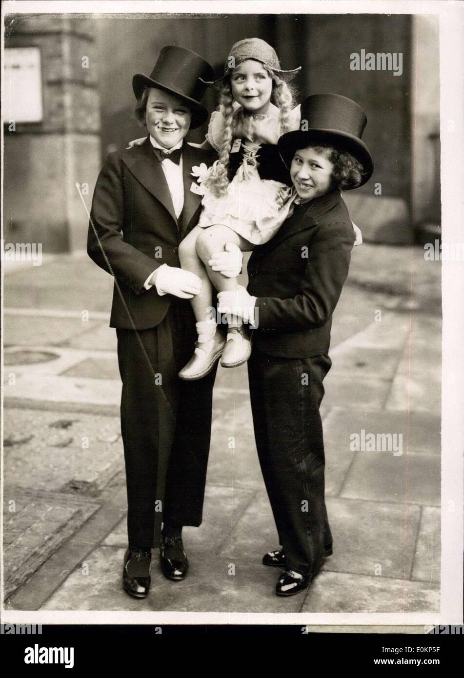 Diciembre 08, 1934 - Final de la competencia de comedia musical para niños: la final de la competencia de Comedia Musical en ayuda del sol Eomcs para bebés eran ciegos celebrada esta mañana en Conway Hall. La foto muestra los competidores que llegan para las competiciones. Son portadoras de Alma Clyne, el más joven de los competidores. Foto de stock