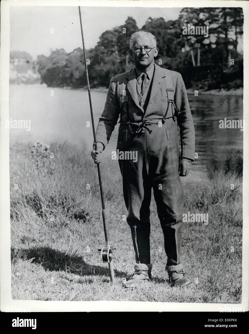 Agosto 08, 1936 - El Sr. Anthony De Rothschild la pesca en las aguas del río Dochgarroch Ness. ne imagen Foto de stock