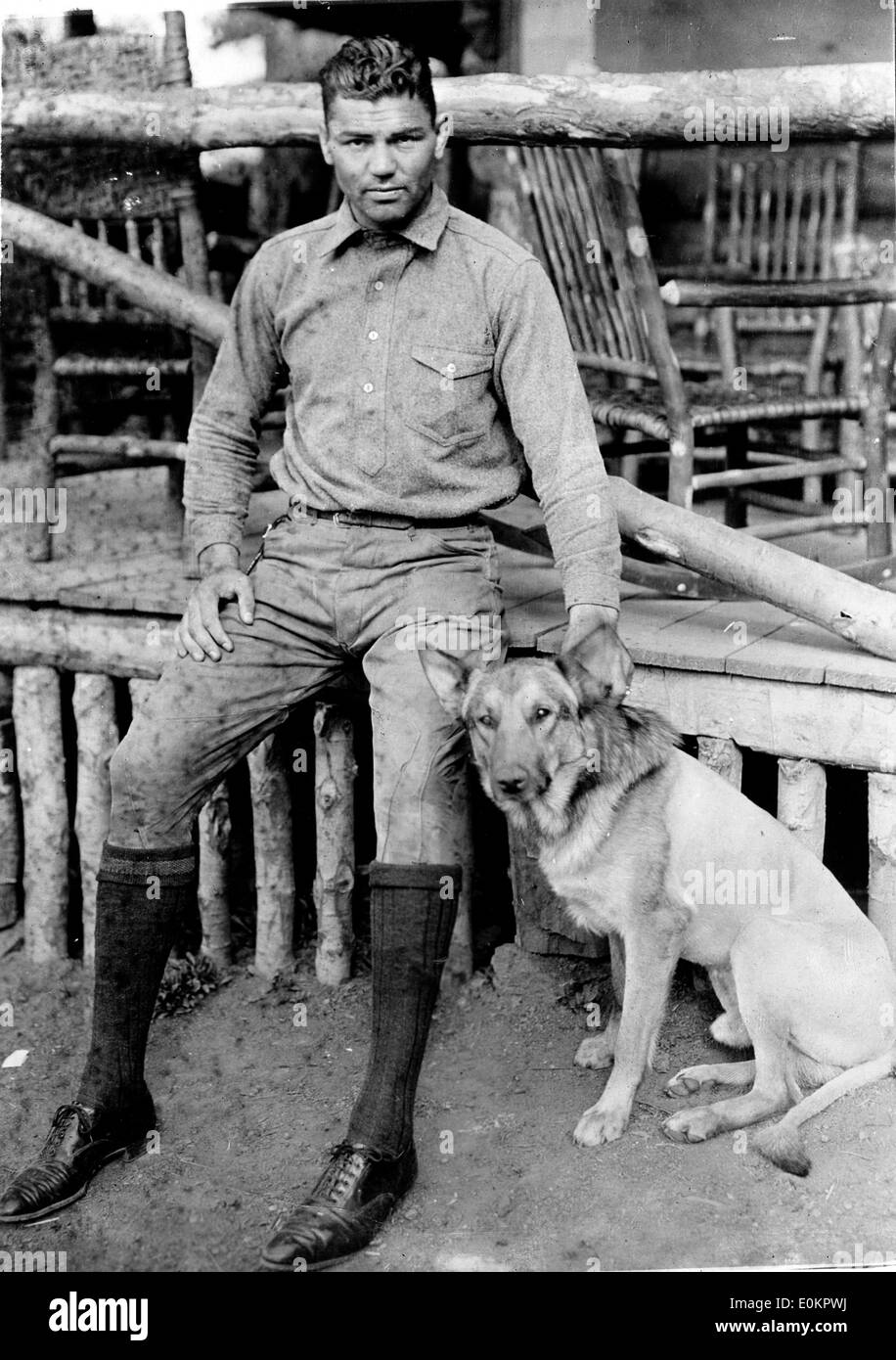 El boxeador Jack Dempsey con su perro en un rancho en Colorado Foto de stock