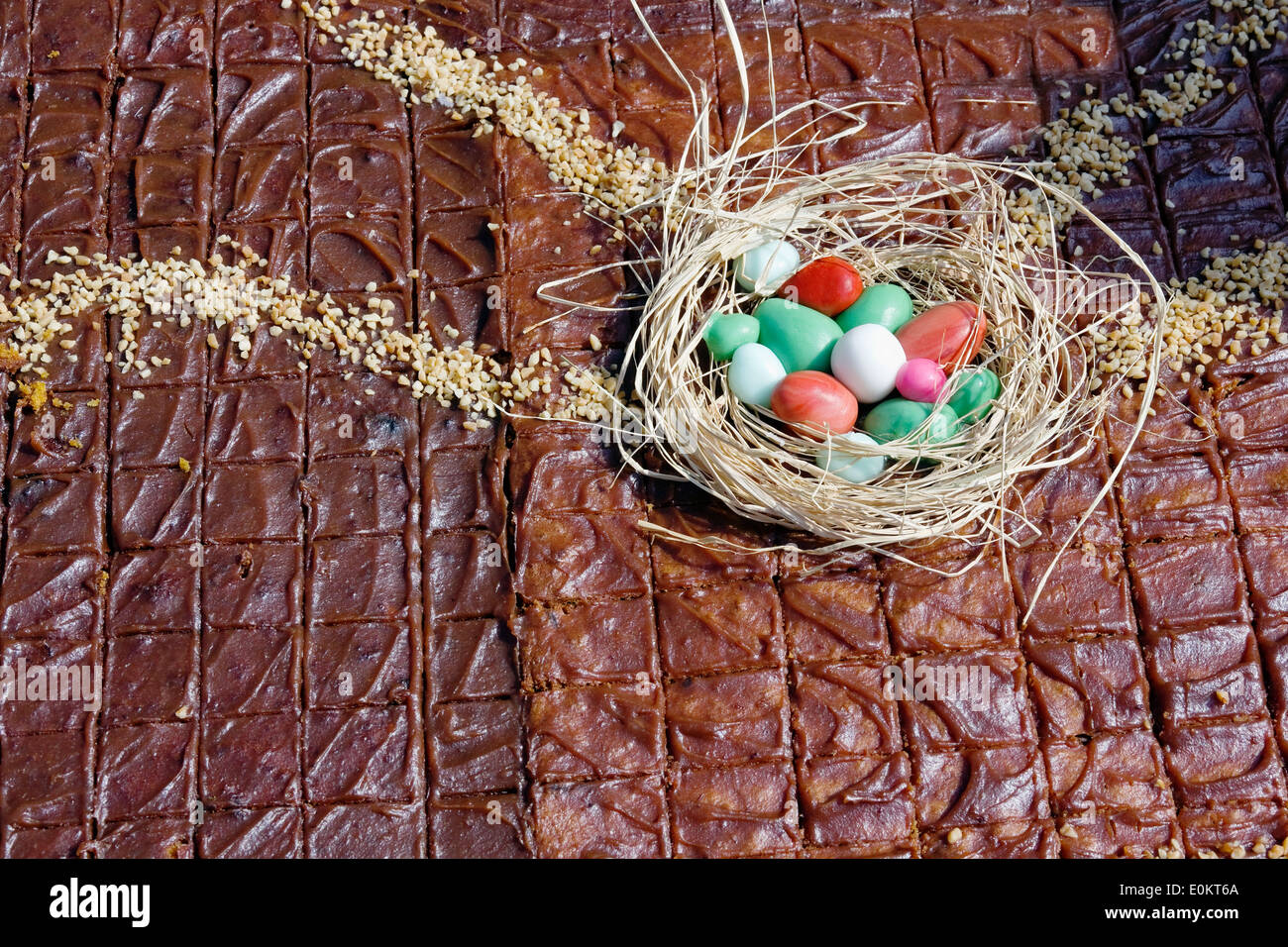 Gran Torta de Pascua con tuercas de caramelo y chocolate de fondo. Día soleado exterior shot Foto de stock