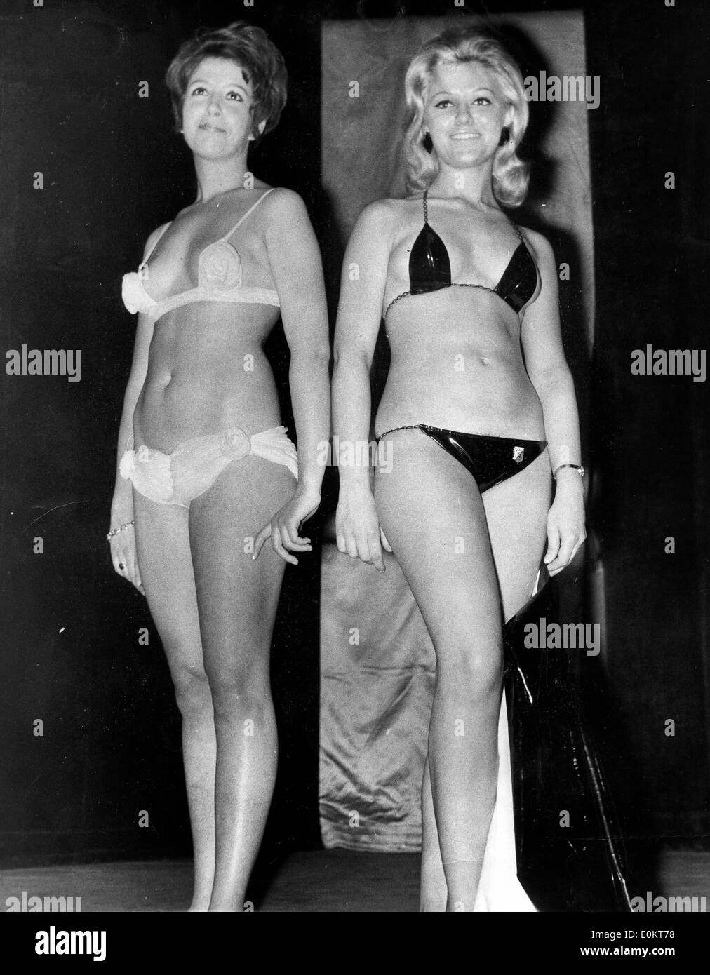 Enero 01, 1950 - Foto de archivo: circa 1940S-1950s, ubicación desconocida. Las niñas posando en bikini en desfiles de moda, los retoños y playas de bronceado. Según la versión oficial, el moderno bikini fue inventado por el ingeniero francés Louis Rekard y el diseñador de moda Jacques Heim en París en 1946 y presentó el 5 de julio, en un desfile de modas en la Piscine Molitor en París. Era una cadena con un bikini tanga volver Foto de stock