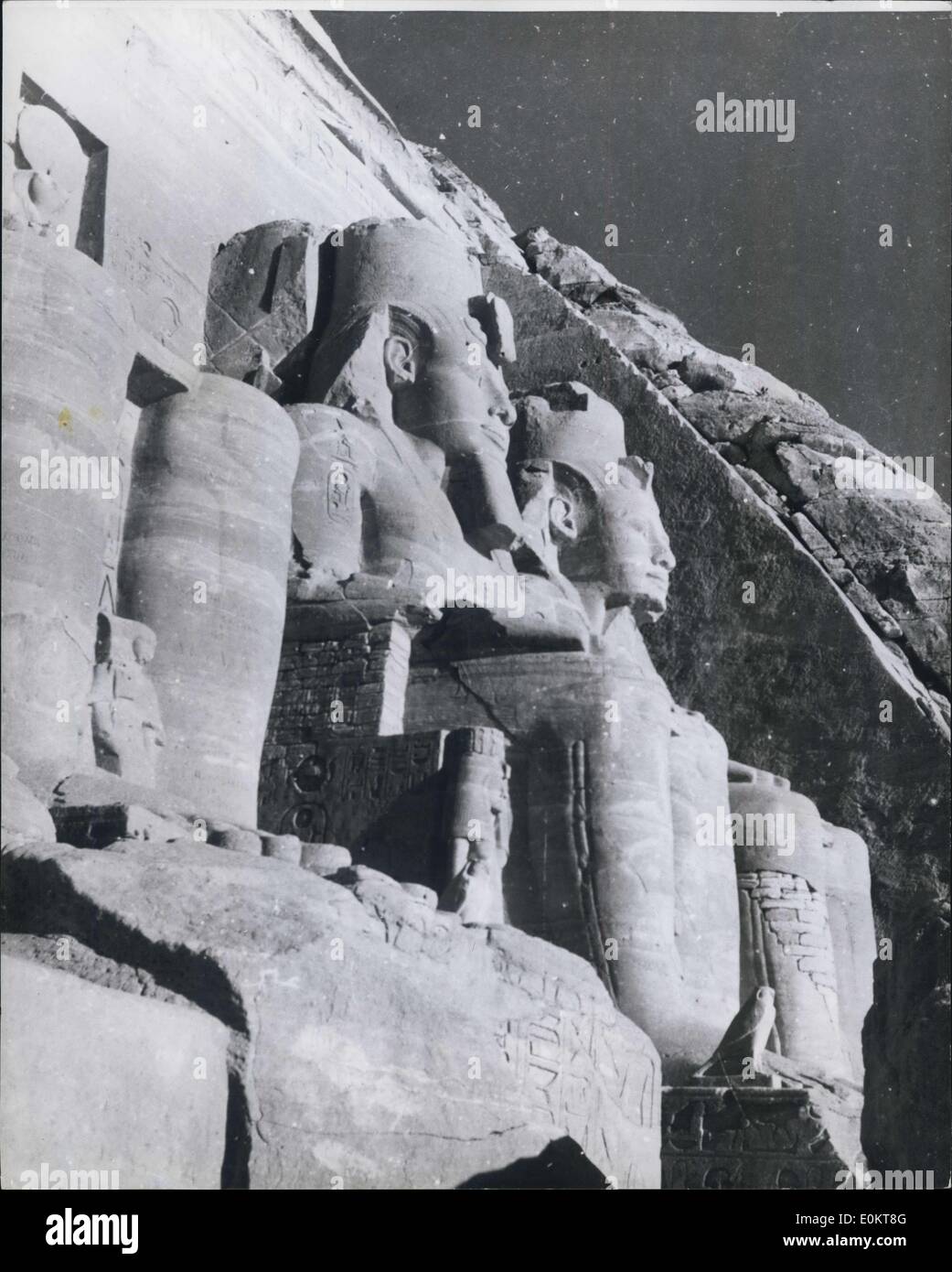 Jan 1, 1950 - Los cuatro sentados Coloso de Ramsés II en la entrada del famoso Templo de Abu Simbel, unas 14 millas al sur de Asuán y construido para la adoración del dios sol. Cada estatua de torres de más de 60 pies de altura. (Fecha exacta desconocida) Foto de stock