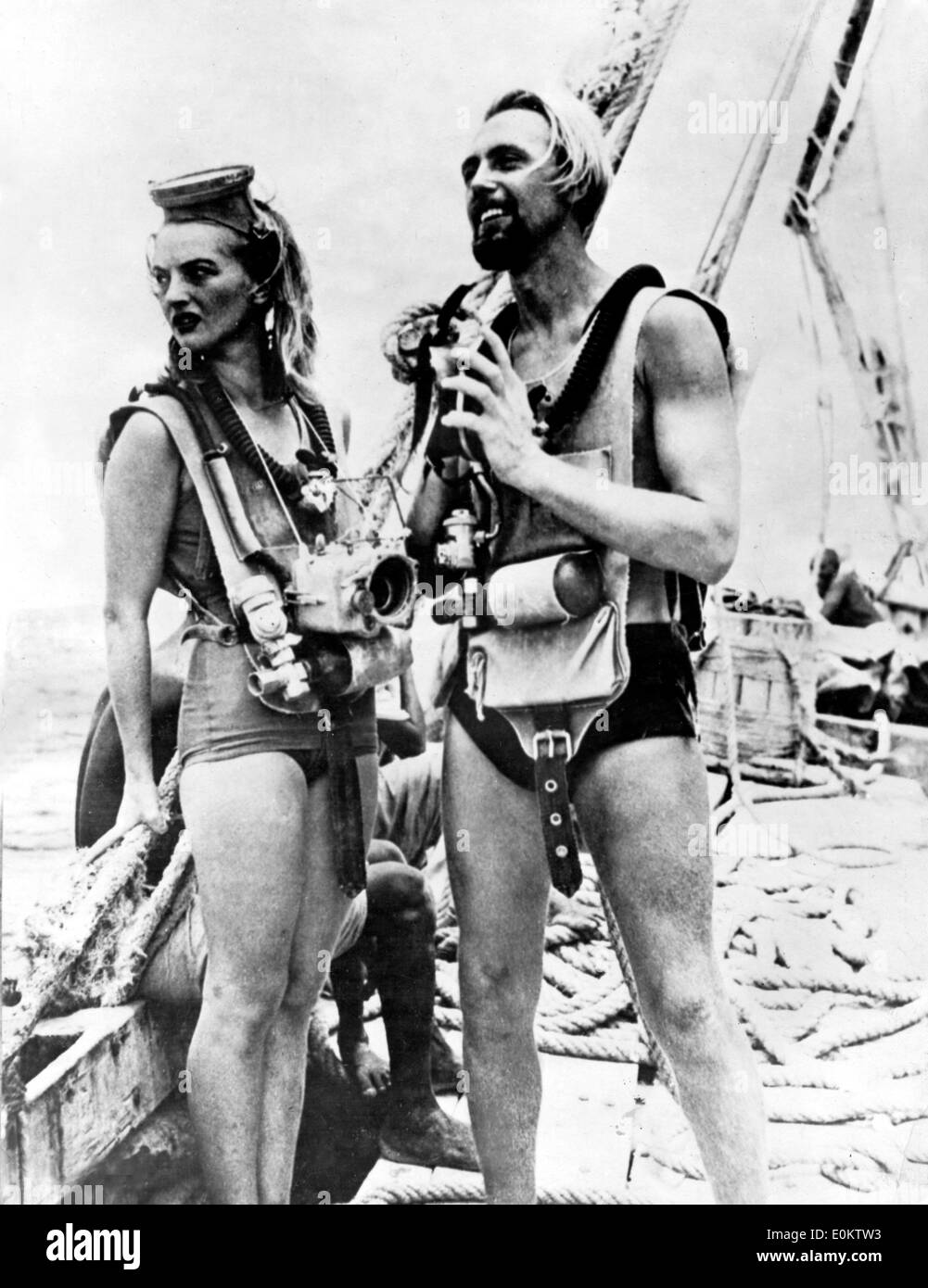 Pionero del buceo Hans Hass y esposa Lotte antes de una inmersión Foto de stock