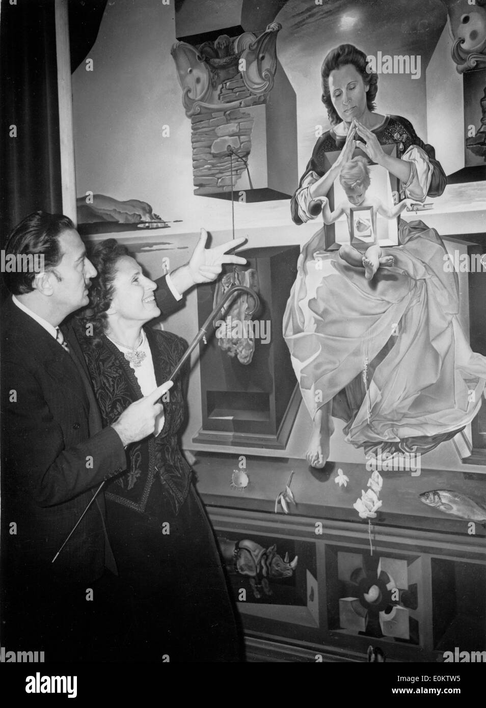 Salvador Dalí con su esposa Gala en frente de una de sus pinturas Foto de stock