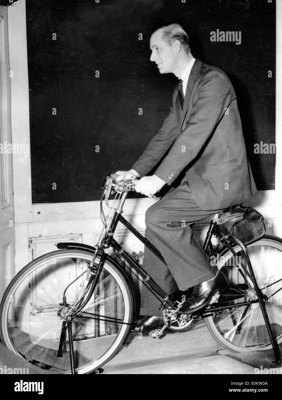 El príncipe Felipe prueba una bicicleta en una exposición Foto de stock
