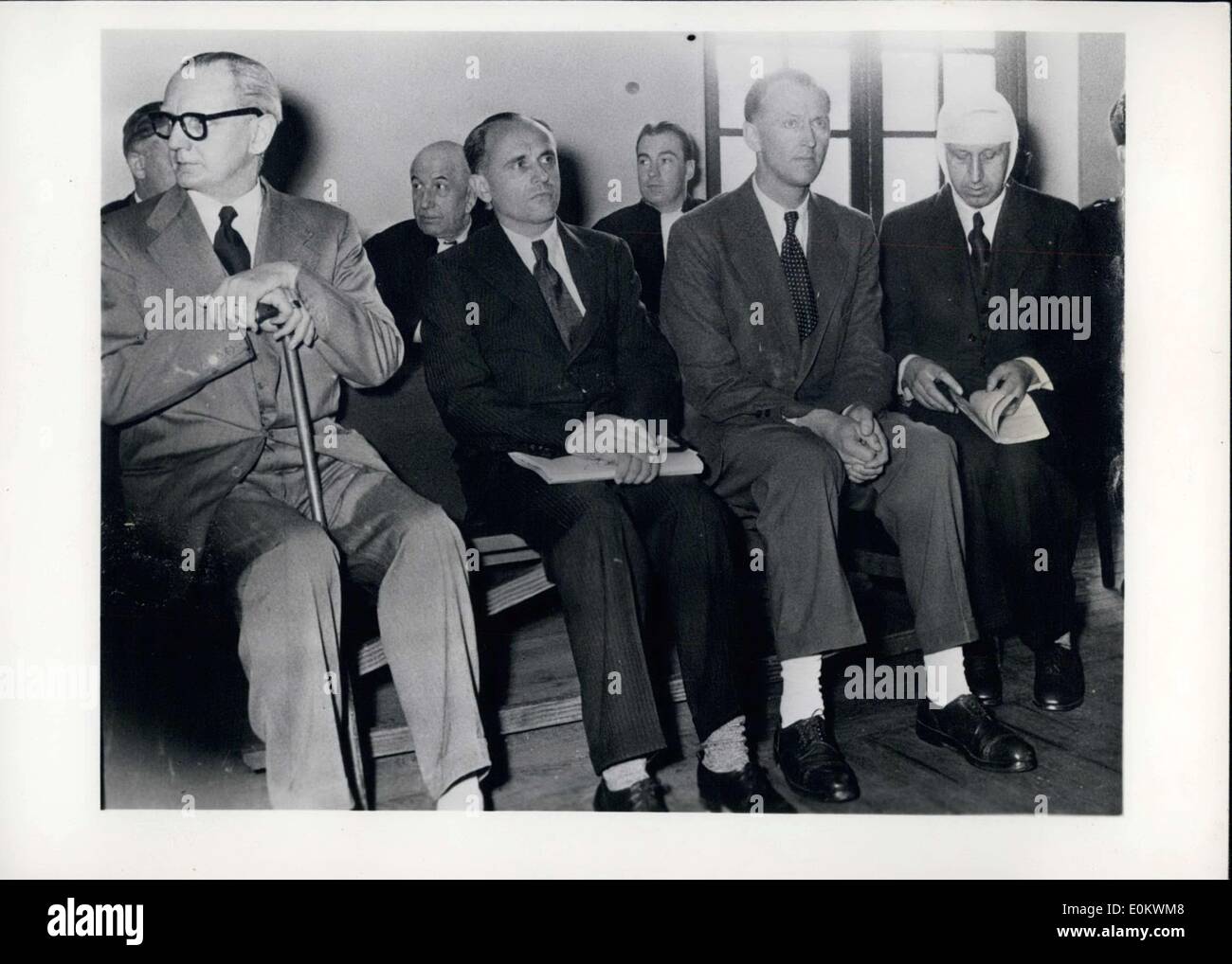 Agosto 04, 1950 - El juicio contra los alemanes ante el Tribunal Militar francés de Reuilly. Al parecer, los trabajadores en la empresa, Rosenberg (en la foto de izquierda a derecha) Georg Ebert, Gerhard Utikal, Bruno Lohse y Artur Pfanistel, son acusados de robar tesoros de arte francés en instancias del gobierno alemán durante la ocupación. Foto de stock