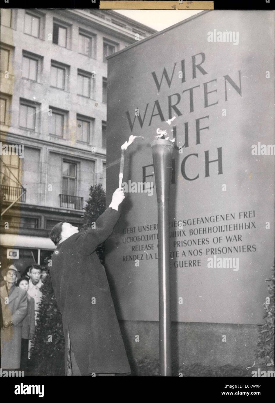 Enero 05, 1952 - Memorial en D?sseldorf. Un monumento fue erigido en D?sseldorf's Alleestrasse para siempre recordar la liberación de los prisioneros de guerra. Alcalde Gockeln enciende la llama eterna del memorial. Foto de stock