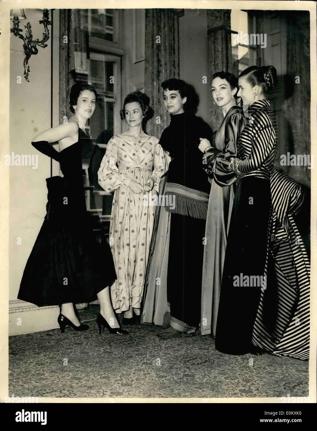 Octubre 10, 1952 - Nelson en Trafalgar muestran en vestidos antiguos y modernos en la pantalla: la Princesa Marie Louise esta abrió el Trafalgar en el 6. Stanhope