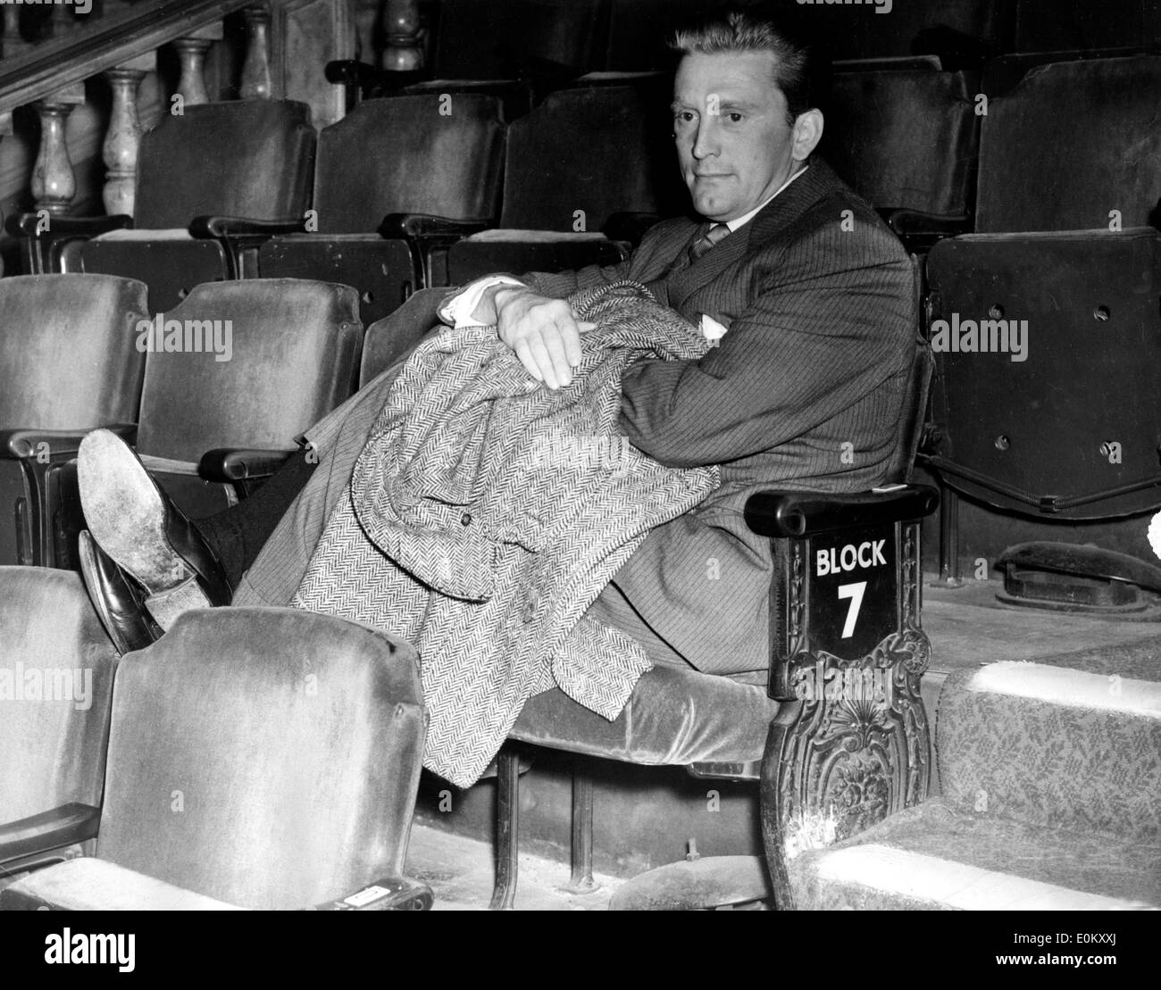 El actor Kirk Douglas sentado en el teatro Foto de stock
