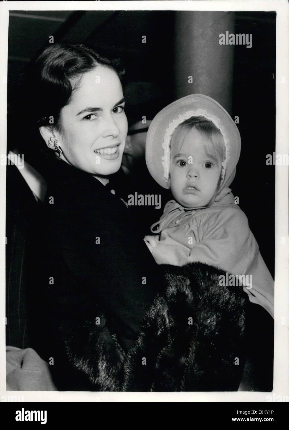 Septiembre 09, 1952 - Charlie Chaplin llega. Oona y victoria dejando la  camisa. Muestra fotográfica - Charlie Chaplin Oona la esposa y la hija de  Victoria - dejando el Queen Elizabeth a