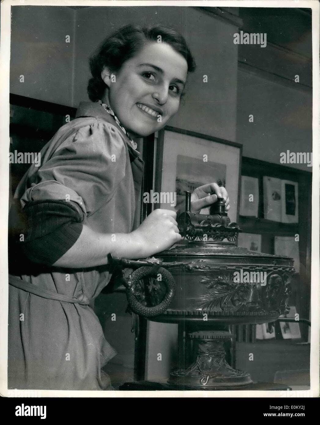 09 de septiembre de 1952 - preparación para la exposición de reliquias ferroviarias. Antiguo Trofeo en el espectáculo: Los preparativos van a seguir adelante a las 7. Calle Albermarle, Londres, para la apertura de mañana de ''Railloadiana'' - una exposición de libros de ferrocarril, grabados y reliquias. Fotos muestra Sally Bruce de Earl's Court montando un motor modelo en un trofeo de navegación en la exposición de hoy. El trofeo fue presentado a William Barber Buddieom Esq., en 1952 por sus agradecidos sevants de los ingleses Enginemen del Royal Havre y epps ilway. Foto de stock