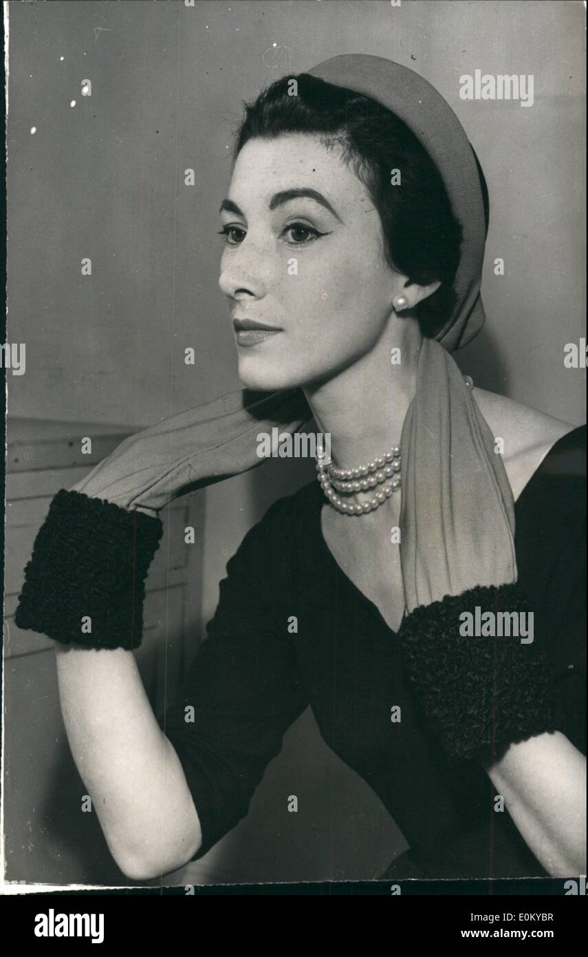 Septiembre 09, 1952 -- El sombrero con orejeras adjuntas.: Este Negro terciopelo y lana roja bailarina vestido de cabeza -que tiene ribetes astrakan que puede ser utilizado como orejeras - visto durante la Simone Mirman Hat mostrar hoy en Londres. Foto de stock
