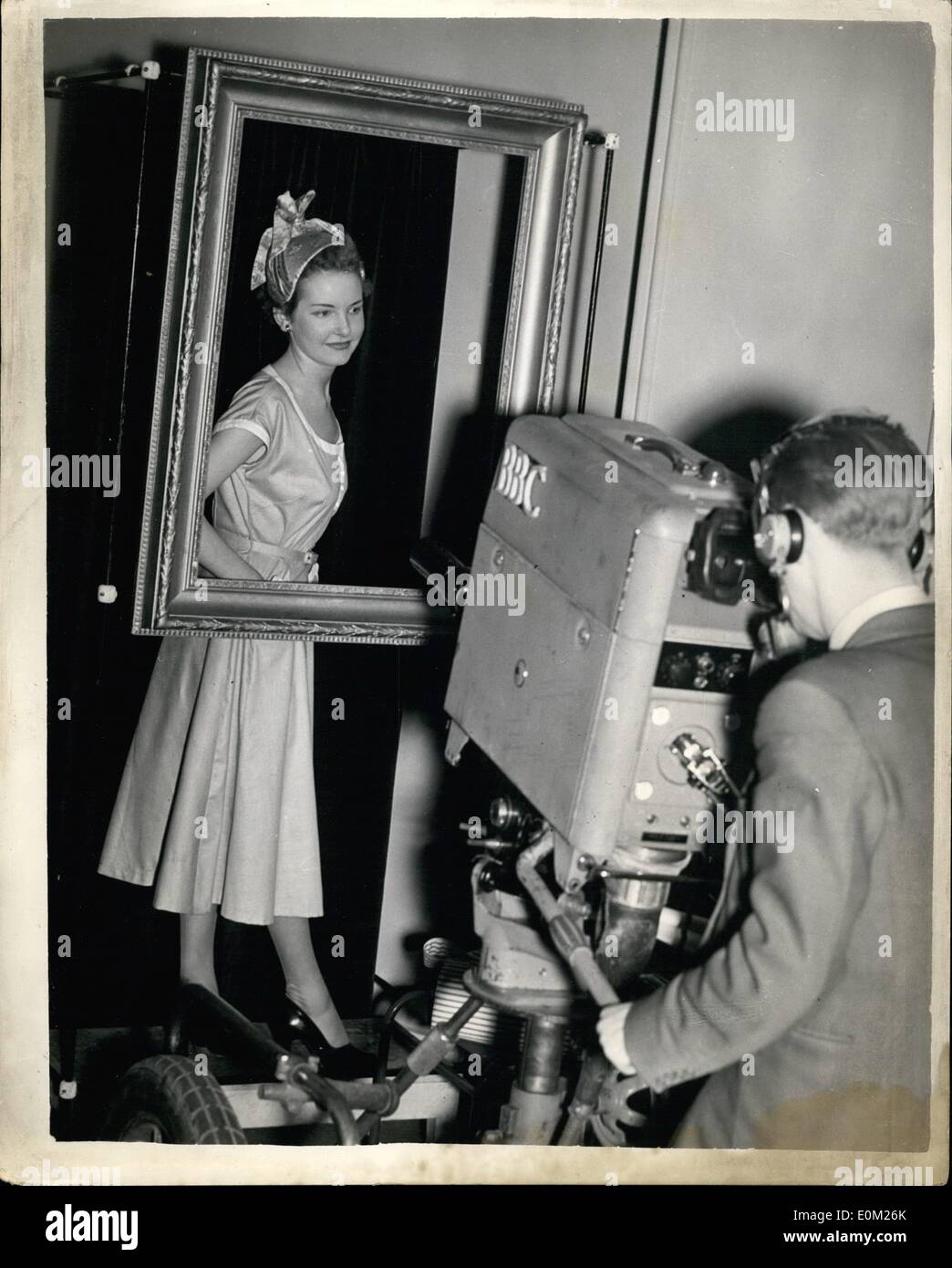 Marzo 03, 1953 - se centran en la moda. Un marco para el sombrero.: un modelo, en escudo vestido, sombrero beribboned entra en un bastidor. Una televisión Foto de stock