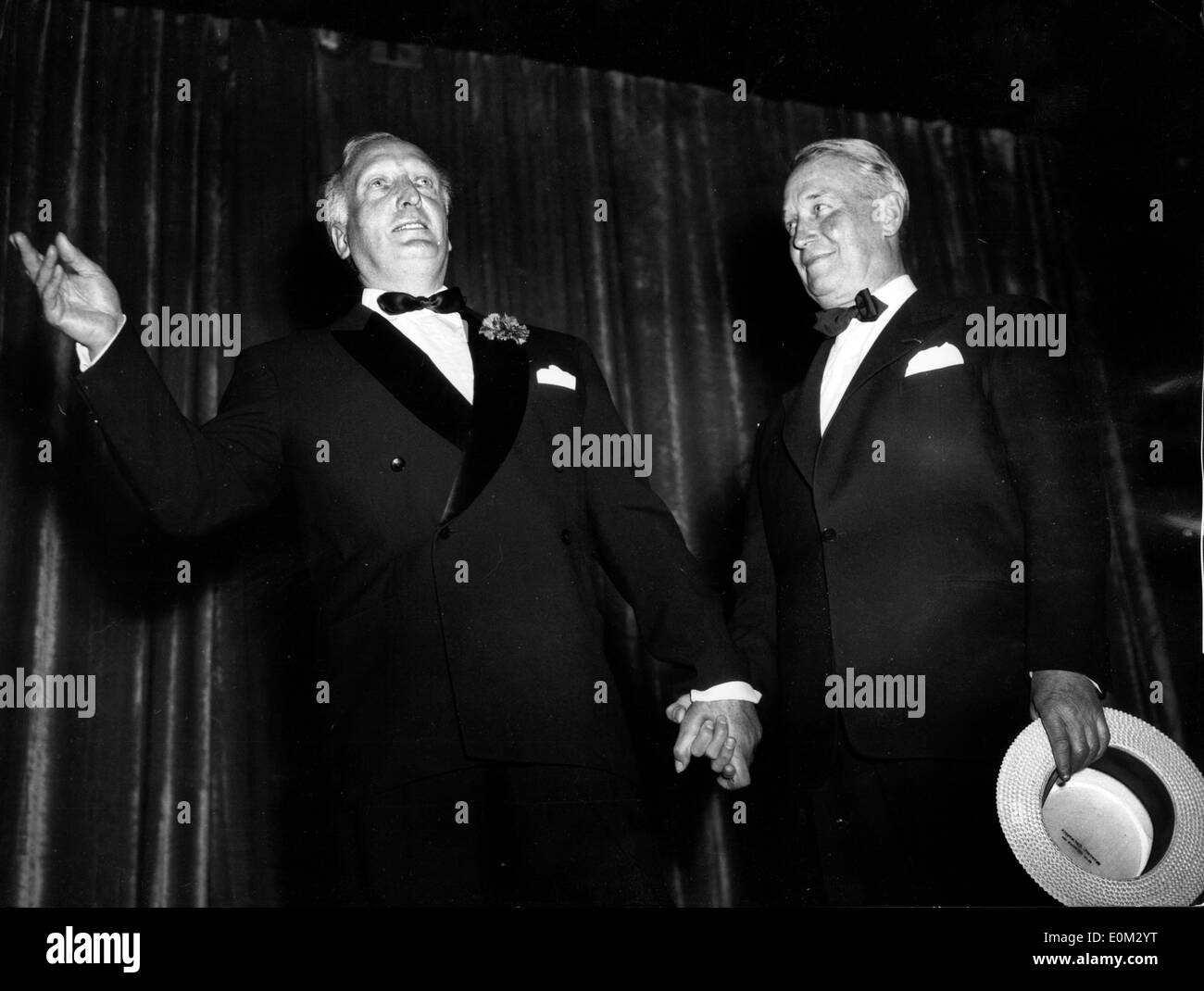 Actores Maurice Chevalier y Hans Albers las manos Foto de stock