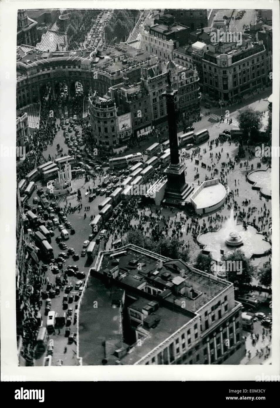 Jun 06, 1953 - Coches y personas paquete Trafalgar Square... Pre-Coronation escena desde el aire. La escena desde el aire en la tarde de ayer como arroyos de coches y personas que viajan entre Mall y Trafalgar square. Los autobuses están atascadas del capot para cola de todo Nelson's Column. Foto de stock
