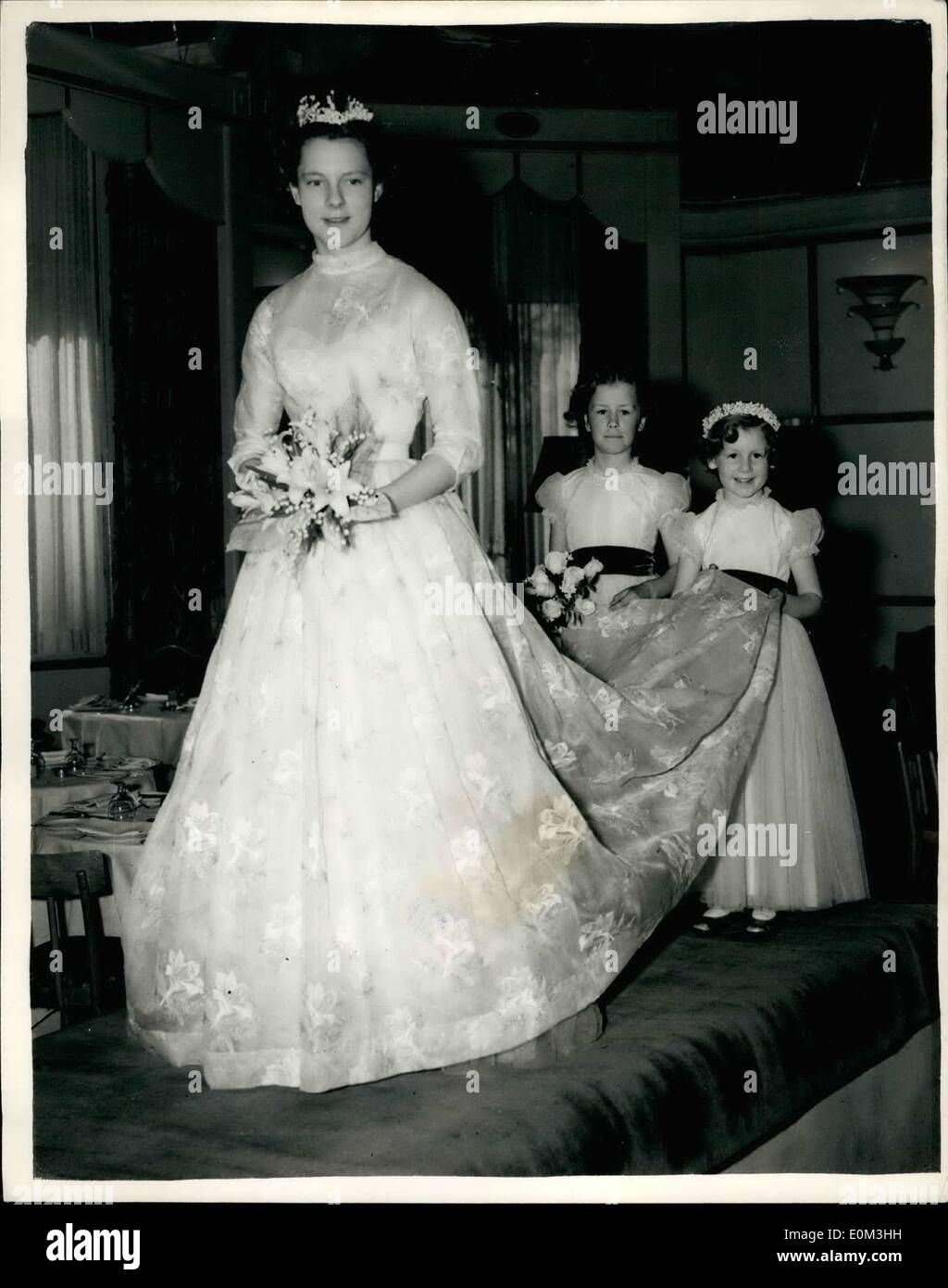 Mayo 05, 1953 - Final del ensayo para el Berkeley debutante mostrar: vestido boda gonna de Dior: un vestido final revisada se ha celebrado esta mañana en el Berkley Restaurante - para Mayo 05, 1953 - Final del ensayo para el Berkeley debutante mostrar: vestido boda gonna de Dior: un vestido final revisada se ha celebrado esta mañana en el Berkley Restaurante - para