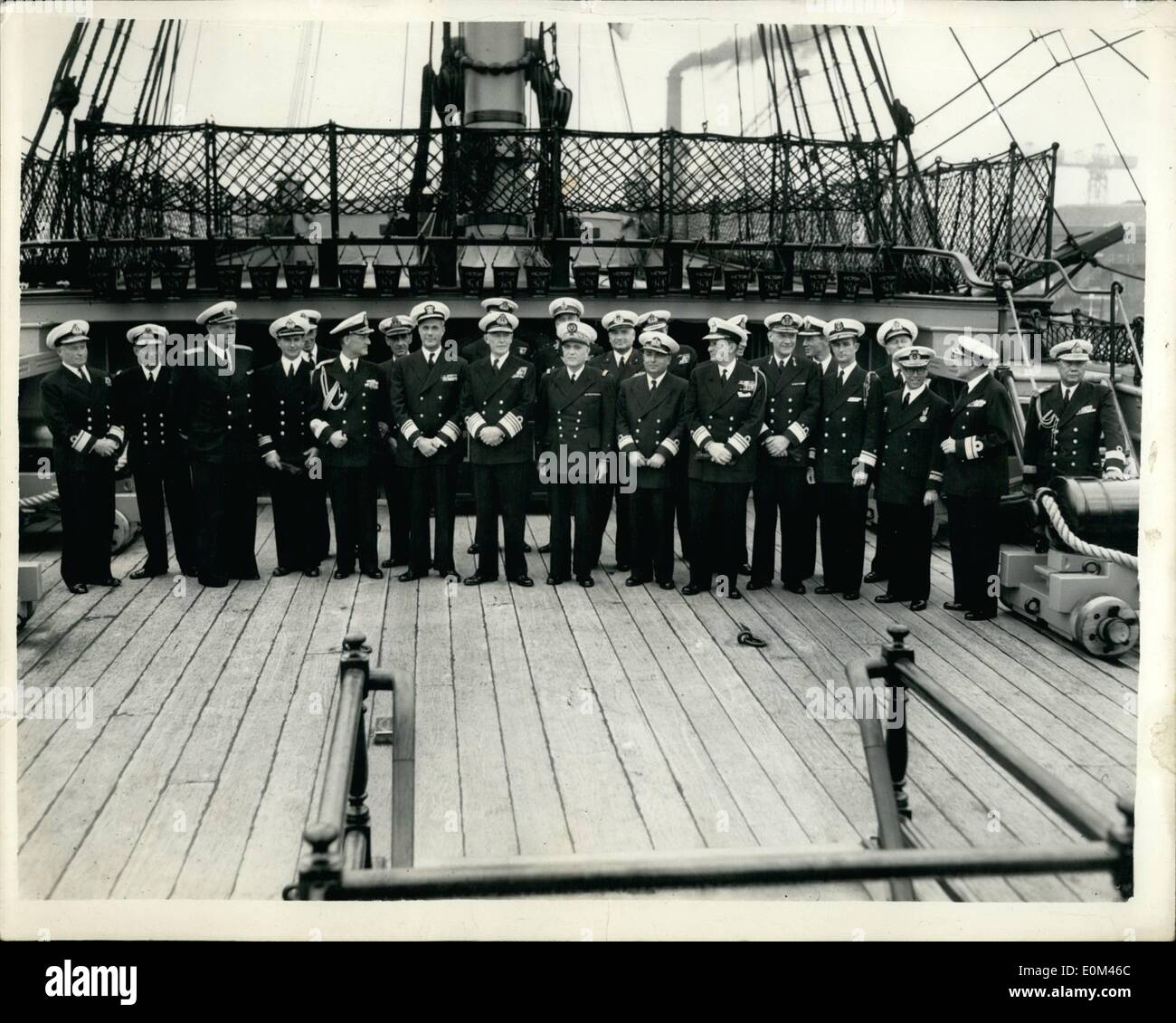 Jun 06, 1953 - Revisión de la flota a los huéspedes visitar H.M.S Victoria en Portsmouth. Los oficiales a bordo del H.M.S. Victoria.. Los oficiales constituyen la visita de buques de guerra ahora reunidos frente a Portsmouth para la semana próxima revisión por parte de la flota de S.M. la Reina - fueron invitados a bordo del H.M.S. Victoria para el almuerzo. Muestra Fotográfica Keystone:- Grupo de visitantes oficiales a bordo de la victoria de hoy.. Son L-R: Almirante G.W.G. Simpson, bandera oficial; el capitán Subs O.I. Rudakov de Rusia; Comandante del GC. Herlofsen (Noruega); el capitán G.G.A.B. de marca (Suecia); Vice Almirante J.Wright (USA); el Almirante Sir John Edelsten (C. EN C Foto de stock